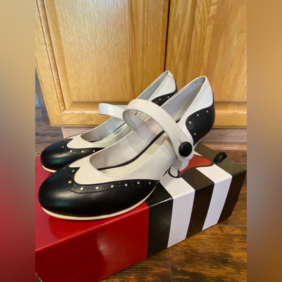LOLA RAMONA MARY JANE SPATS SPECTATOR RETRO VINTAGE PUMPS HEELS NIB - Picture 14 of 16